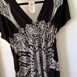 WINDSOR women’s top. B/W symmetrical print. Deep v-cut f/b. 94% poly. Dry clean